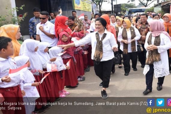 Sambangi SD di Sumedang, Begini Pesan Ibu Iriani Jokowi - JPNN.COM