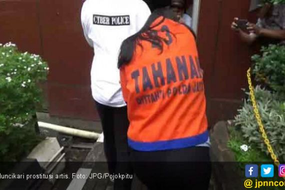 Polisi Antar Muncikari Vanessa Angel Pulang ke Rumah - JPNN.COM