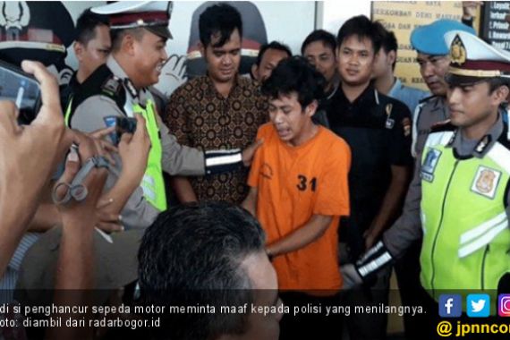 Pakai Baju Tahanan, Adi si Penghancur Sepeda Motor Menangis, Cupcup.. - JPNN.COM