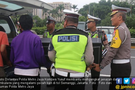 Ambulans Pecah Ban, Jenazah Diangkut Mobil Ditlantas Polda Metro Jaya - JPNN.COM