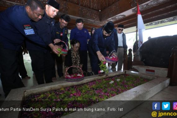 Surya Paloh Ziarah ke Makam Bung Karno - JPNN.COM