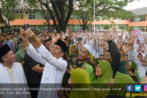 Jokowi Serahkan 115 Sertifikat Wakaf di Cianjur - JPNN.COM