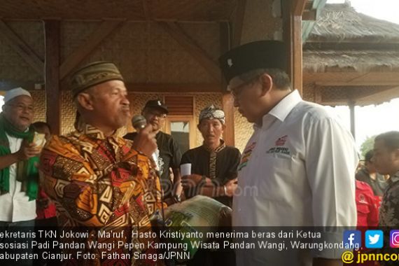 Puas dengan Kebijakan Jokowi, Petani Pandan Wangi Berikan Beras - JPNN.COM
