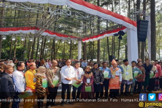 9 Orang Ini Terima Penghargaan sebagai Tokoh Tani Hutan Sosial - JPNN.COM