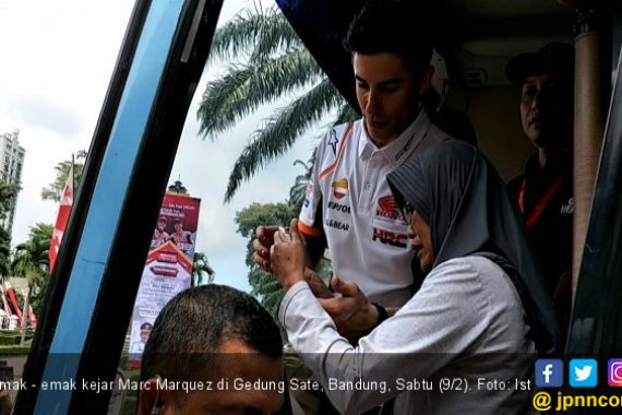 Di Bandung, Emak - Emak Histeris Kejar Marc Marquez - JPNN.COM
