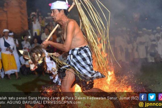 Satu Penari Sang Hyang Jaran Terlihat Lemas dan Tersungkur - JPNN.COM