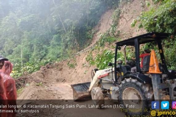 Dusun Genting Kembali Diterjang Longsor, Akses Jalan Sempat Tertutup - JPNN.COM