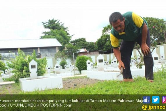 Penjaga Makam Gaji Pertama Rp 75 Ribu, Kini Sudah PNS, Punya Cerita Mistis - JPNN.COM