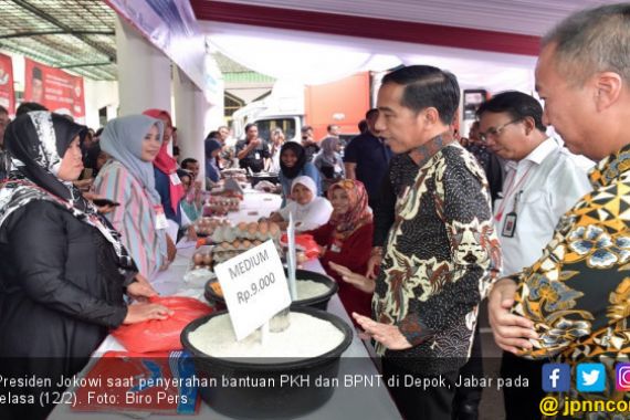 Jokowi Saksikan Langsung Warga Tarik Duit PKH - JPNN.COM