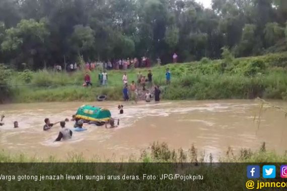 Tak Ada Jembatan, Pelayat Berenang Gotong Jenazah di Kali Lamong - JPNN.COM