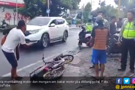 Viral : Tak Mau Ditilang Polisi, Pengendara Sontoloyo ini Ancam Bakar Motor Sendiri - JPNN.COM