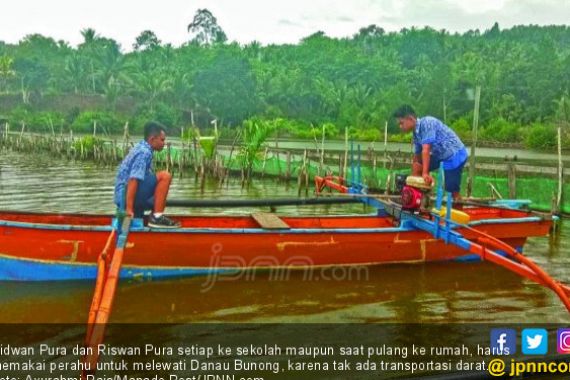 Si Kembar Ridwan dan Riswan ke Sekolah Naik Perahu, Ingin jadi Tentara - JPNN.COM