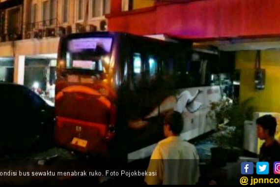 Bus Jemputan Karyawan Seruduk Ruko di Kalimalang, 1 Luka-luka - JPNN.COM