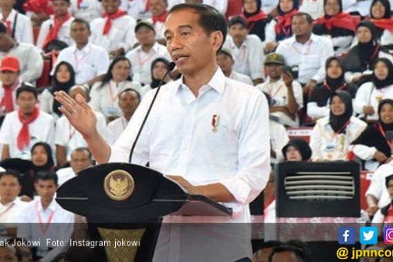 Jokowi Perintahkan 13 Kementerian / Lembaga Bantu Percepatan Pembangunan Persepakbolaan - JPNN.COM