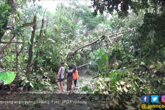 Angin Puting Beliung Terjang Rumah Warga di Dua Desa - JPNN.COM