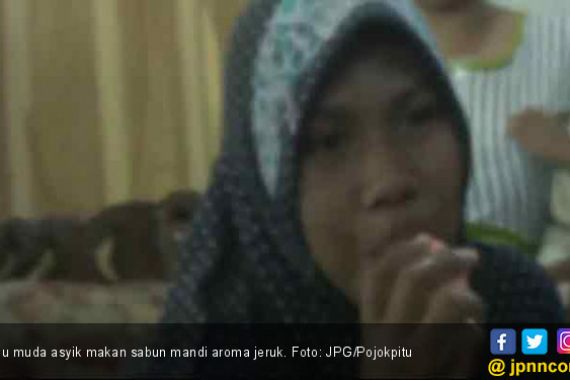 Viral : Ibu Muda Ini Doyan Makan Sabun Mandi Batangan - JPNN.COM