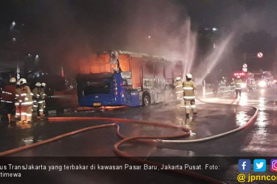 Bus TransJakarta Terbakar, Jalan di Dekat Pasar Baru Macet - JPNN.COM