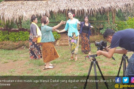 Lewat Lagu, Bravo 5 Ajak Perempuan Menangkan Jokowi - JPNN.COM