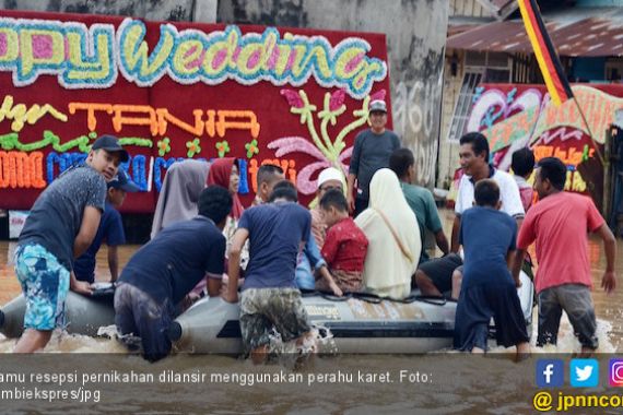 Pelaminan Pengantin Terendam Banjir, Tamu Dilangsir Perahu Karet - JPNN.COM