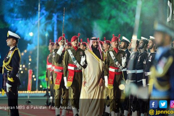 Bawa Rp 284 Triliun, Pangeran MBS Disambut Bak Raja di Pakistan - JPNN.COM