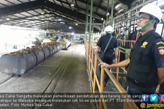 Bea Cukai Sangatta Asistensi Ekspor Perdana CPO ke Malaysia - JPNN.COM