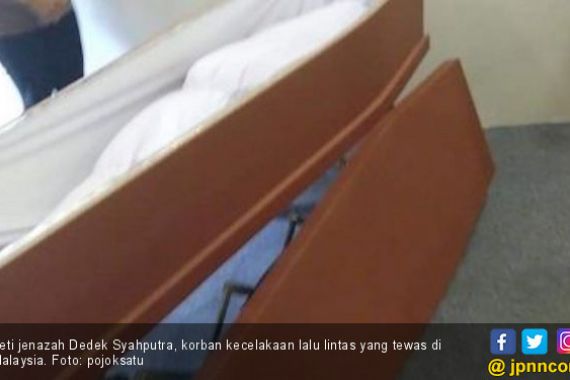 Jenazah Dedek Syahputra Tiba dari Malaysia, Tangisan Cici pun Tak Terbendung - JPNN.COM
