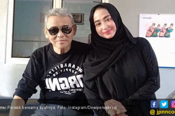 Dewi Perssik Rela Tinggalkan Syuting Begitu dengar Ayahnya Kritis - JPNN.COM
