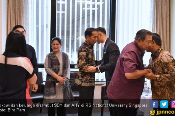 Jokowi dan Keluarga Jenguk Bu Ani di Singapura - JPNN.COM