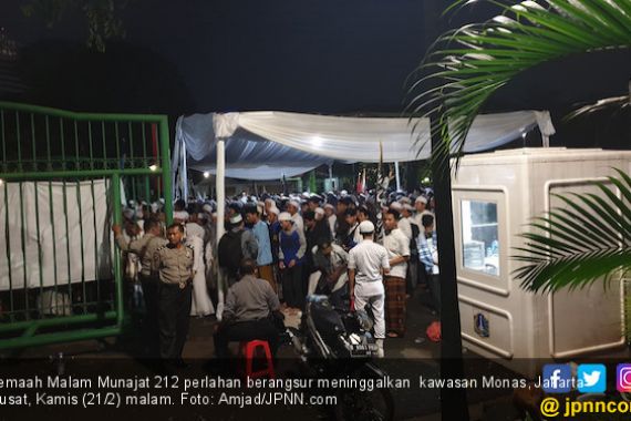 Sambil Berselawat, Jemaah Malam Munajat 212 Tinggalkan Monas - JPNN.COM
