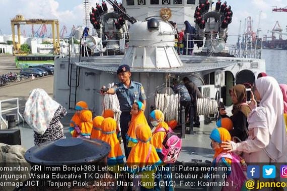 Memperkenalkan TNI AL Sejak Dini, Puluhan Murid TK Berwisata ke KRI Imam Bonjol - JPNN.COM