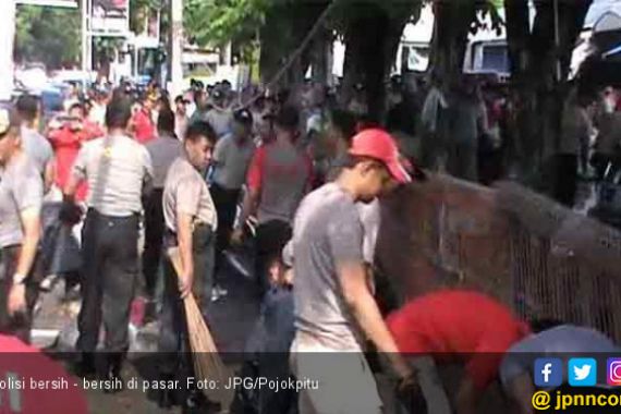 Contohlah Para Polisi Ini, Bersihkan Sampah di Pasar Tradisional - JPNN.COM