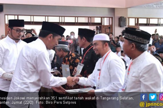 Jokowi Serahkan 351 Sertifikat Tanah Wakaf di Banten - JPNN.COM