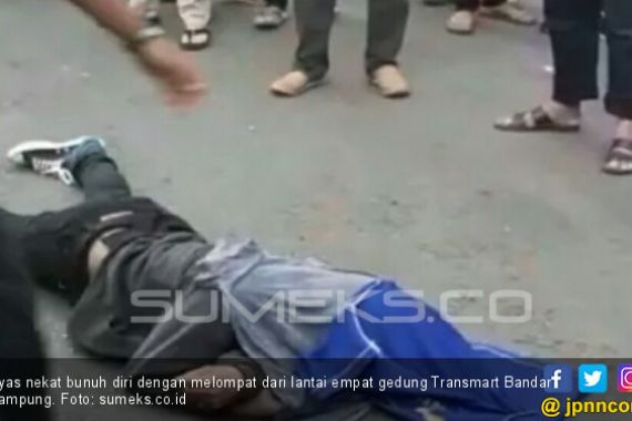 Heboh, Pengunjung Terjun Bebas dari Gedung Transmart Bandar Lampung - JPNN.COM