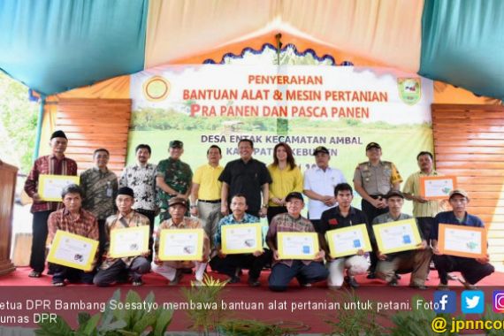 Ketua DPR Beri Bantuan Alat Pertanian untuk Petani - JPNN.COM