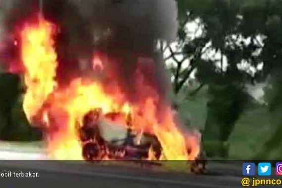 Baru Beli Mobil Rp 200 Juta Eh Malah Terbakar di Tol - JPNN.COM