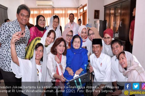 Usai Bagi Sertifikat Wakaf, Jokowi Kunjungi Rumah Istri Umar Wirahadikusumah - JPNN.COM