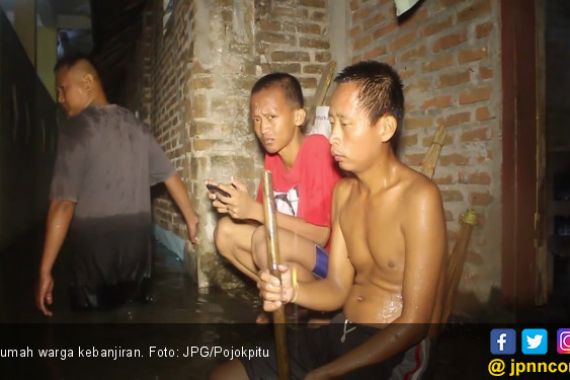 Dua Jam Hujan Deras, Warga Berjuang Selamatkan Barang dari Banjir - JPNN.COM