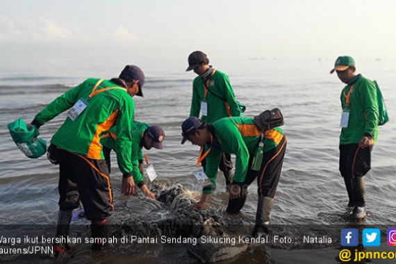 2.000 Orang Bersihkan Sampah di Pantai Sendang Sikucing - JPNN.COM