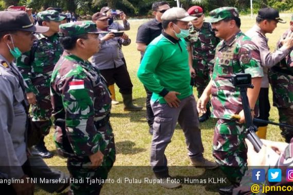 Tangani Karhutla, Panglima TNI Datangi Manggala Agni dan Pasukannya di Pulau Rupat - JPNN.COM