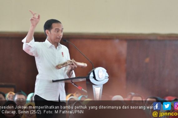 Jokowi: Katanya yang Pegang Ini Biasanya Sakti - JPNN.COM