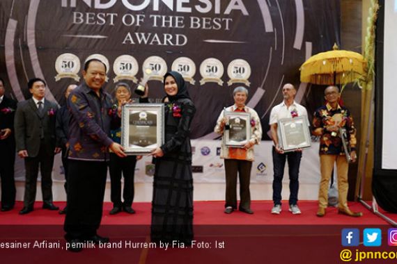 Desainer Busana Muslim Ini Raih Dua Penghargaan - JPNN.COM