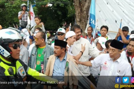 Kalau Tidak Ada Polisi, Pendukung Prabowo Bentrok dengan Massa Jokowi - JPNN.COM