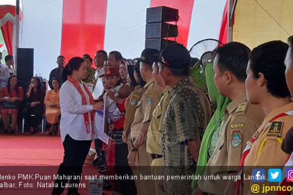 Jauh - jauh dari Jakarta, Menteri Puan Bawa Banyak Bantuan untuk Warga Landak - JPNN.COM