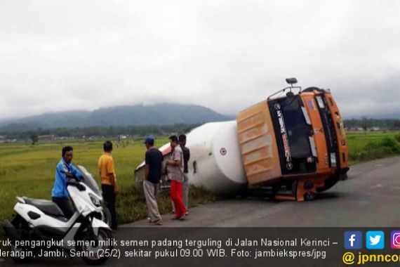 Hendak Putar Arah, Truk Molen Bermuatan Semen Terguling di Kerinci - JPNN.COM