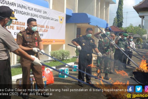 Bea Cukai Cilacap Musnahkan Barang-barang Ilegal Hasil Penindakan 3 Tahun - JPNN.COM