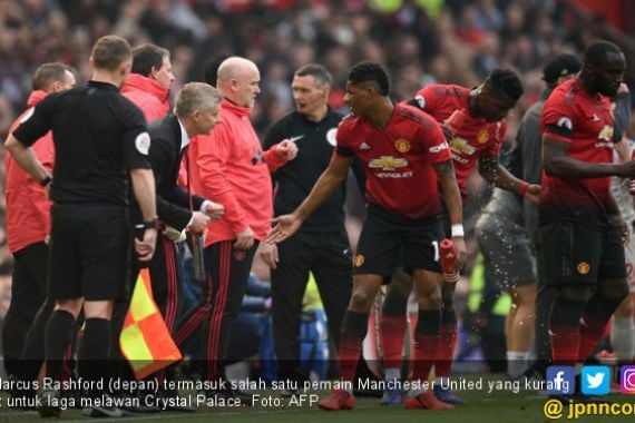10 Pemain Manchester United Cedera, Satu di Antaranya Kesulitan Pakai Sepatu - JPNN.COM