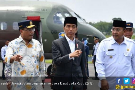 Jokowi Naik Pesawat CN 295 ke Tasikmalaya, Lihat Gayanya - JPNN.COM