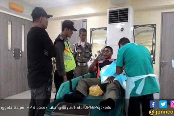 Ngamuk, Tukang Sayur Bacok Anggota Satpol PP - JPNN.COM