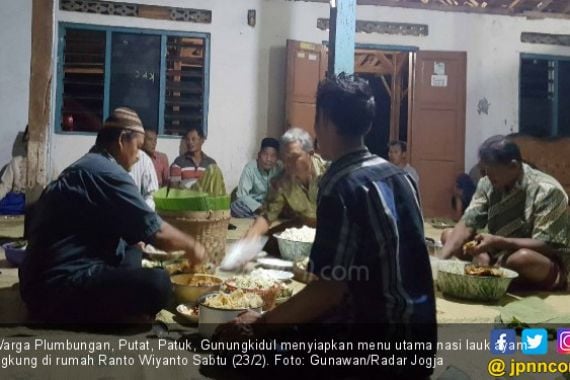 Ingkung Ayam Jantan, Mandi Kembang, dan Doa Agar Cicilan Mobil Lancar - JPNN.COM