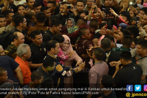 Beli 3 Baju Kaus Merek Lokal yang Lagi Diskon, Jokowi jadi Rebutan Emak-Emak - JPNN.COM